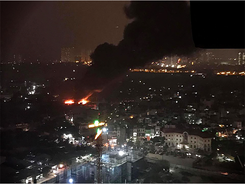 Hà Nội: Cháy rất lớn ở Triều Khúc, cột khói đen bốc nghi ngút hàng trăm mét photo 1 ha-noi-chay-rat-lon-o-trieu-khuc-cot-khoi-den-boc-nghi-ngut-hang-tram-met photo 1